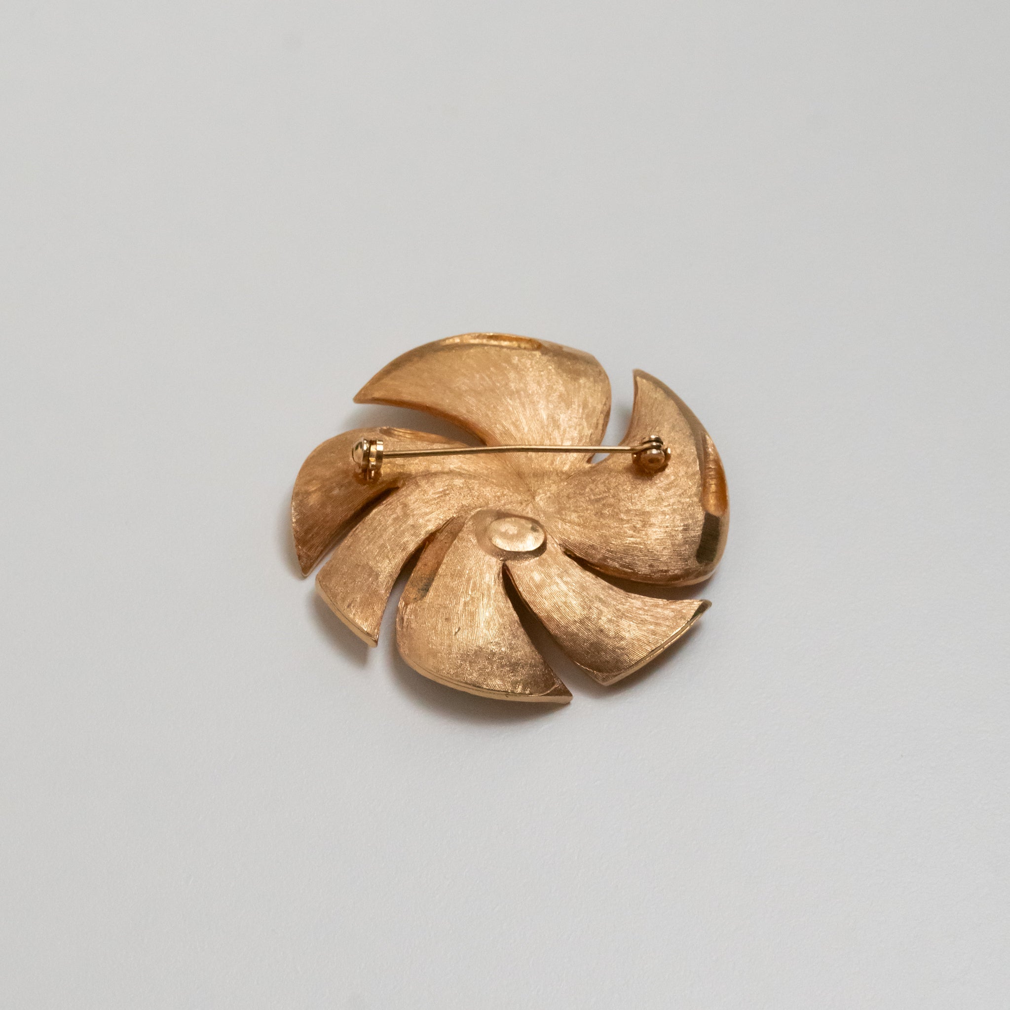 ソレイユ フラワー ゴールドトーン ブローチSoleil Flower Gold Tone Brooch