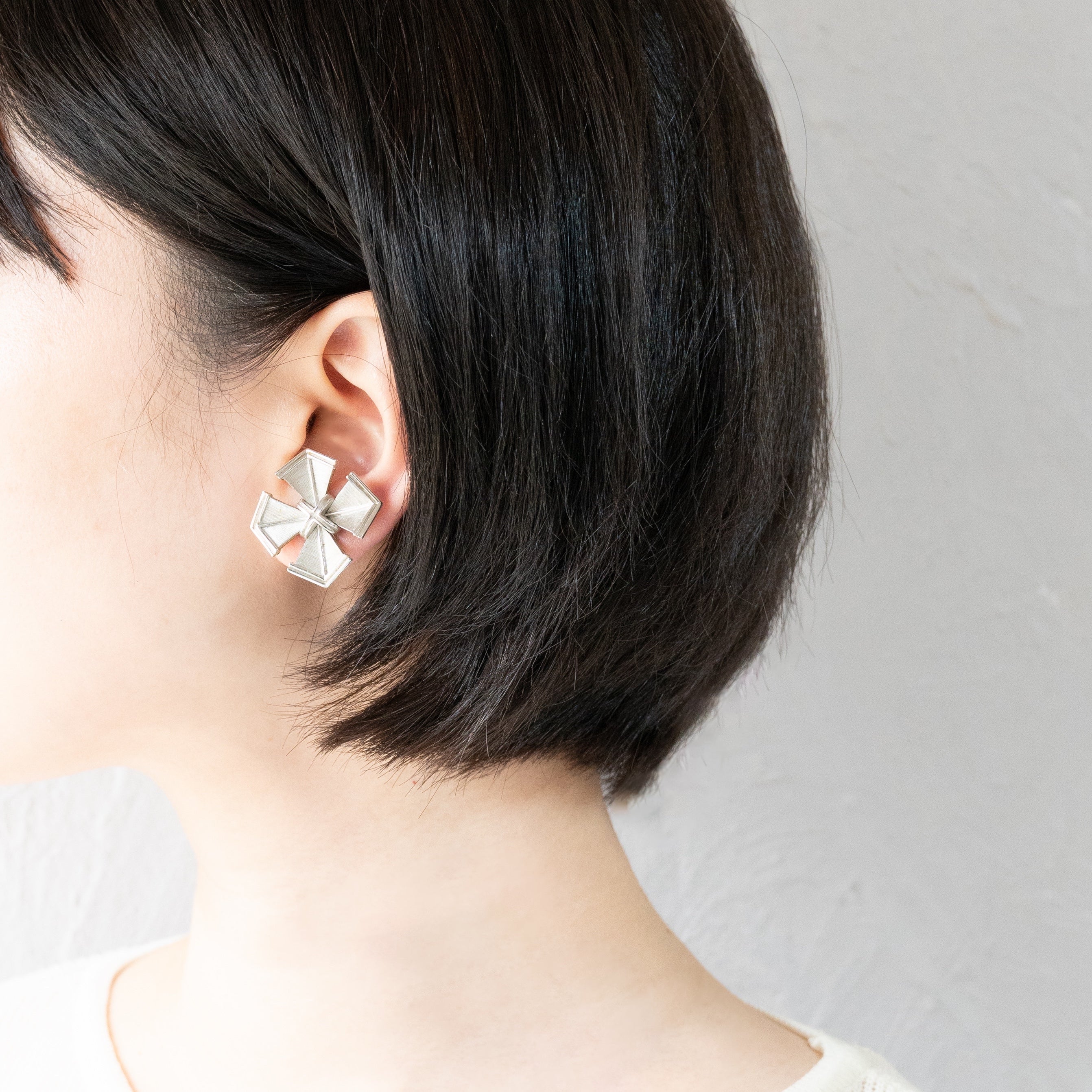 CROWN TRIFARI シルバートーン アシメ クロス イヤリング
