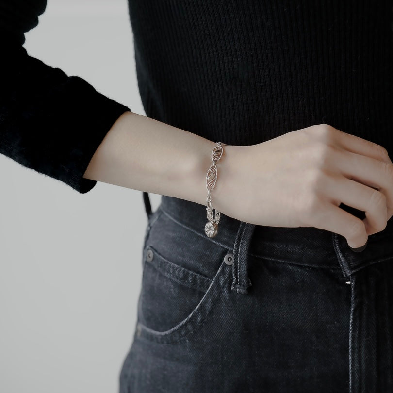 C.1920-1930|Filigree-link bracelet adorned with charm
