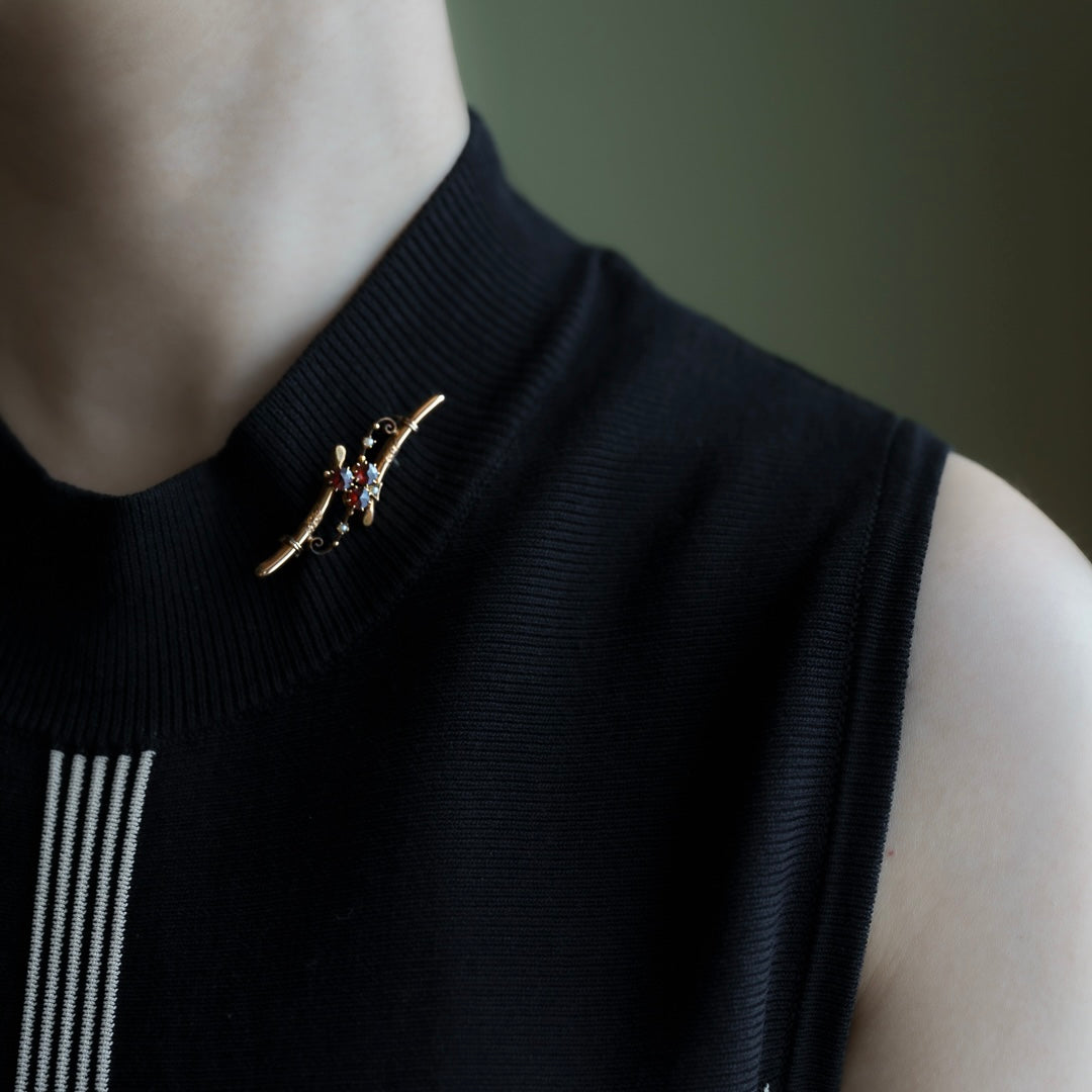 C.1900 Gold‑Plated Bar Brooch with Garnet Clover and Seed Pearls