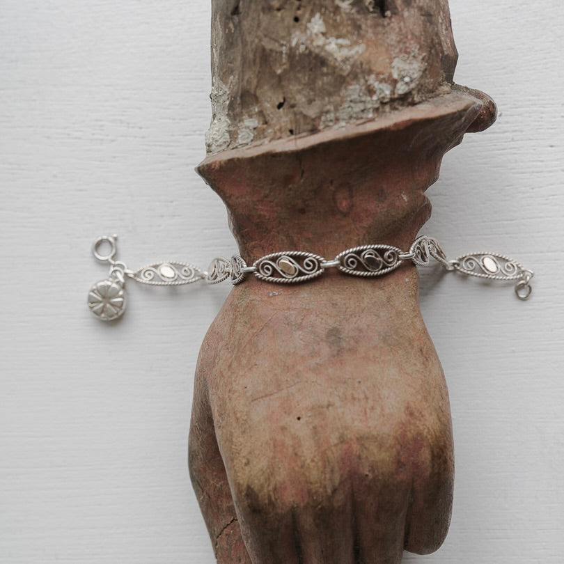 C.1920-1930|Filigree-link bracelet adorned with charm