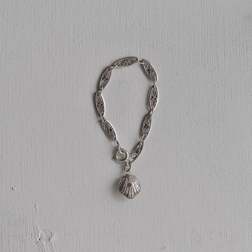 C.1920-1930|Filigree-link bracelet adorned with shell charm