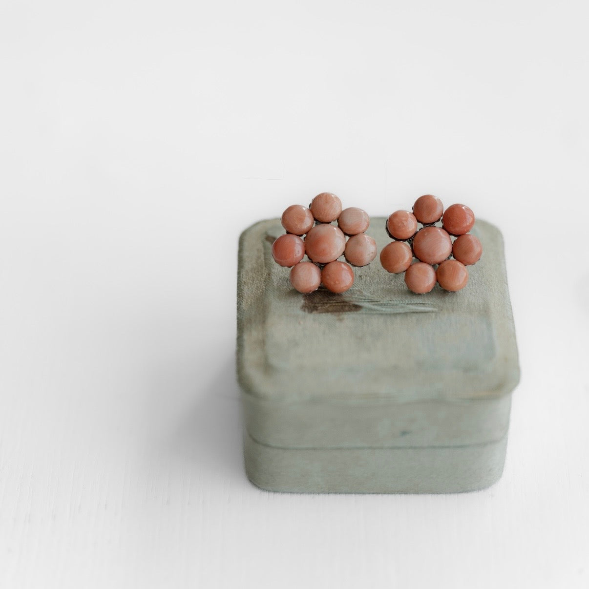 C. 1940-1960|Natural Pink Coral Cluster Clip-On Earrings