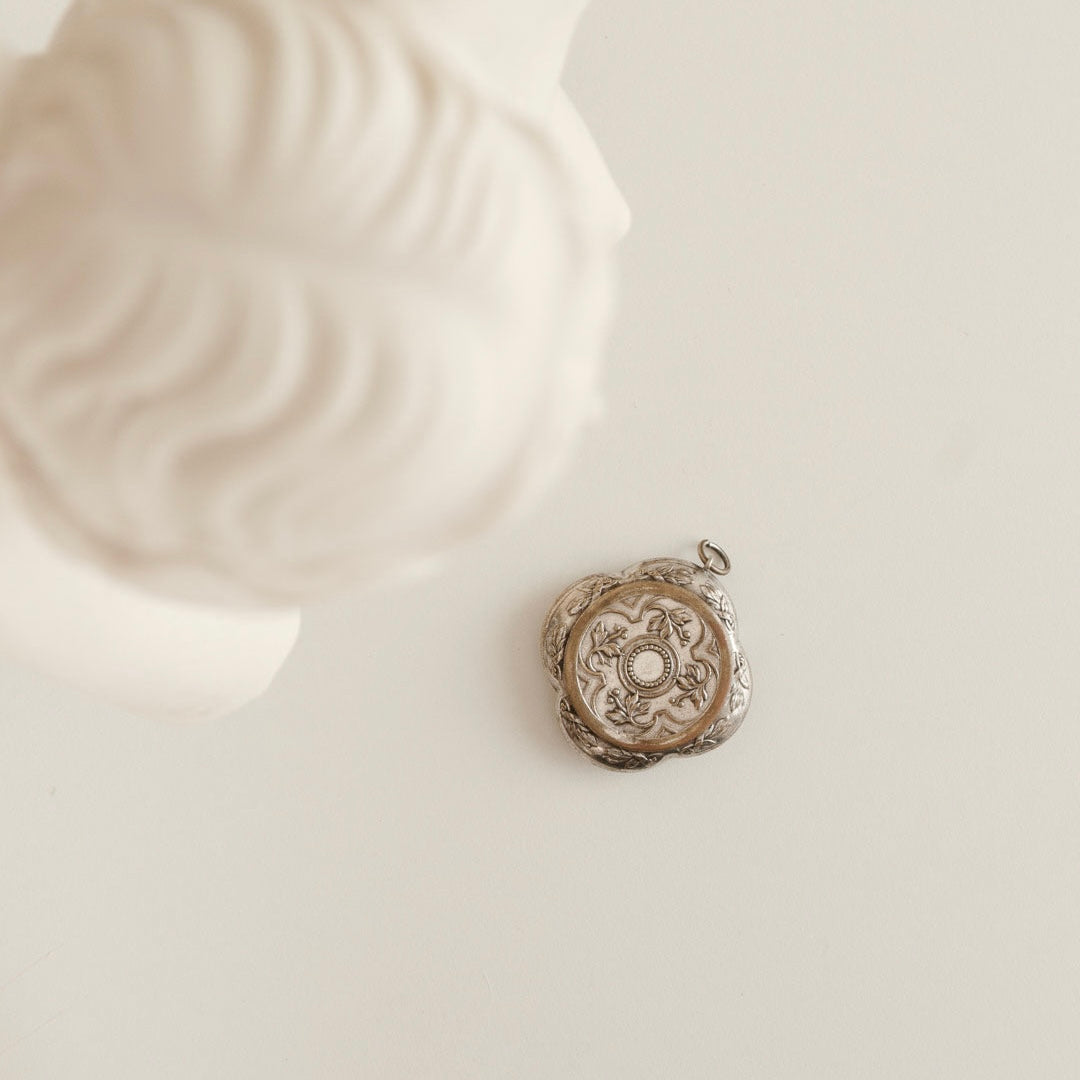 C.1900|Four-Leaf Clover & Mistletoe Locket Pendant Case