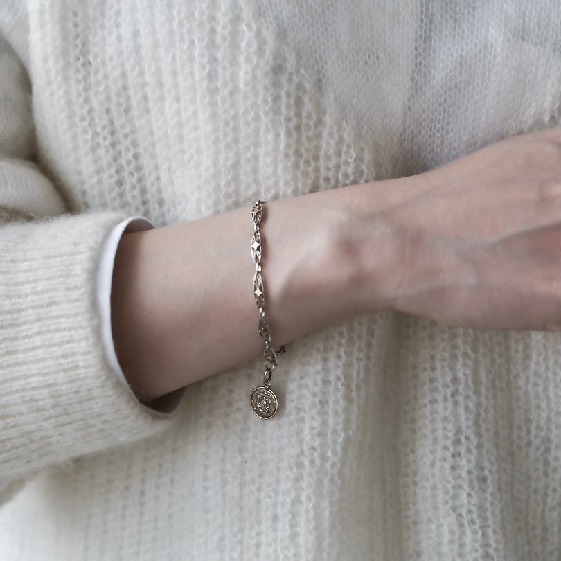 C.1920-1930|Filigree-link bracelet adorned with charm
