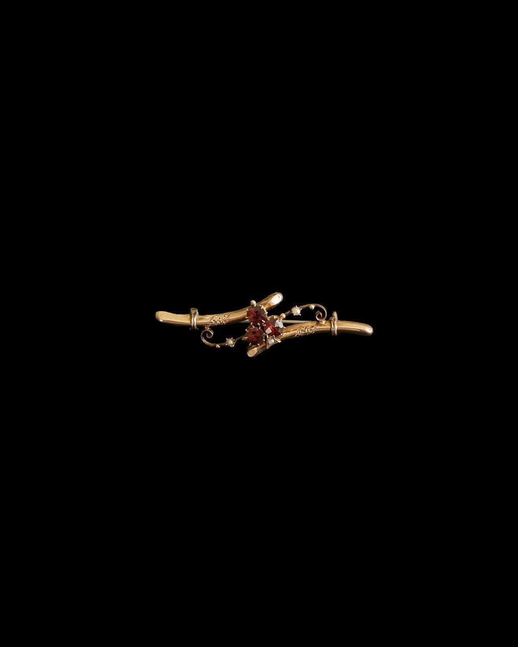 C.1900 Gold‑Plated Bar Brooch with Garnet Clover and Seed Pearls