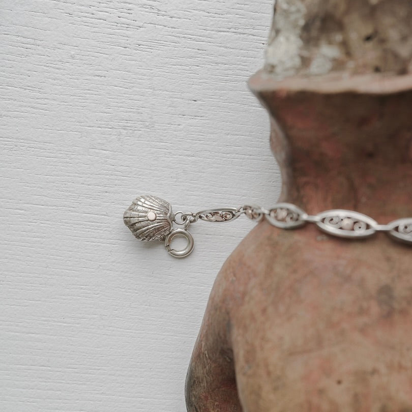 C.1920-1930|Filigree-link bracelet adorned with shell charm