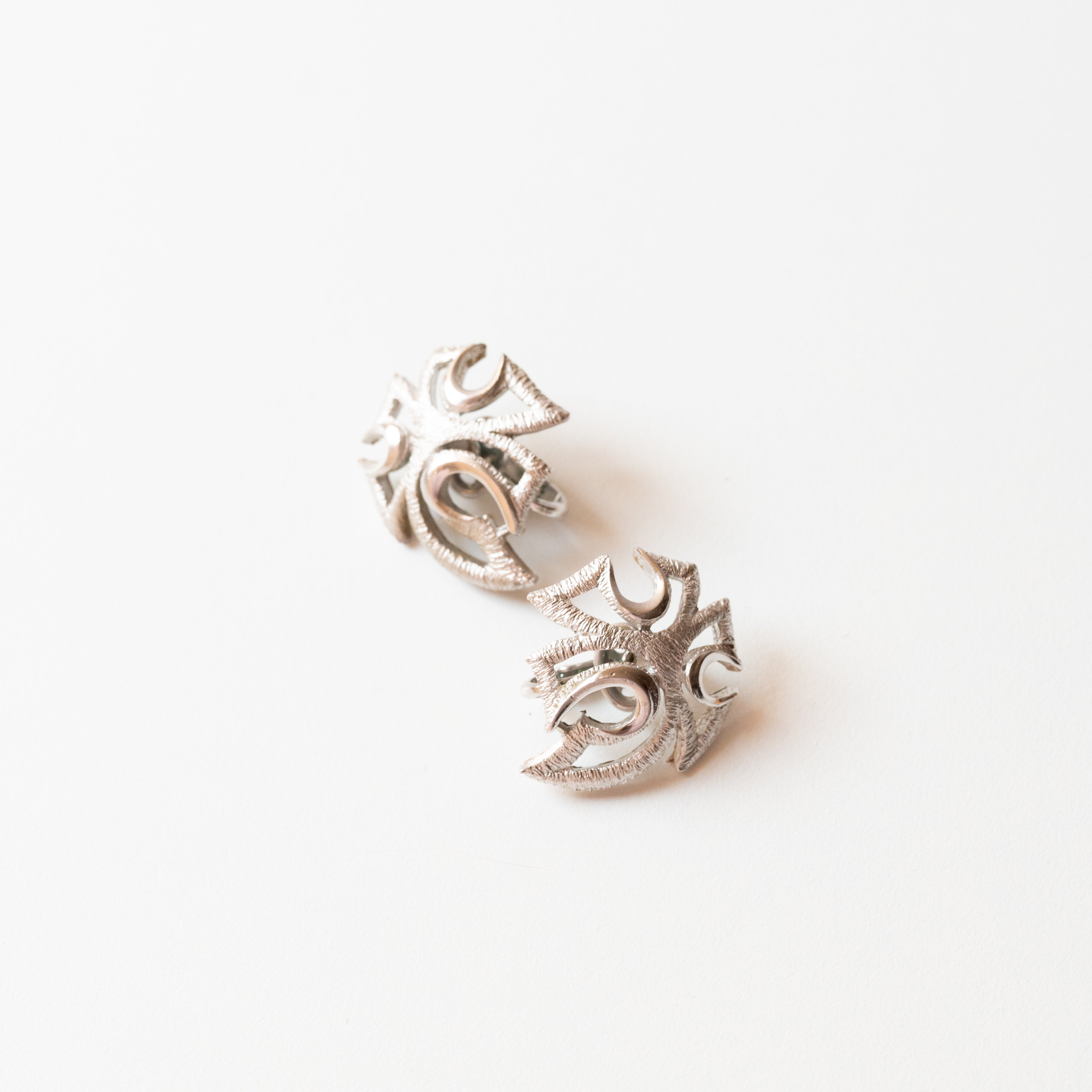 TRIFARI シルバートーン ループ イヤリング