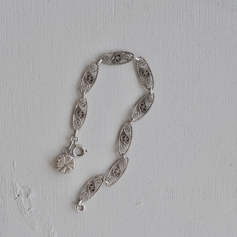 C.1920-1930|Filigree-link bracelet adorned with charm