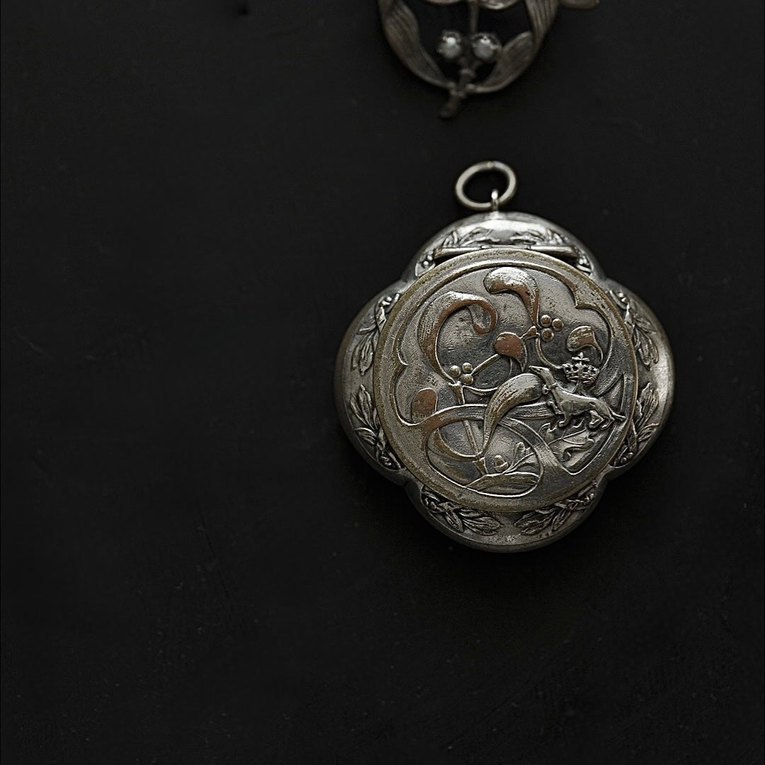 C.1900|Four-Leaf Clover & Mistletoe Locket Pendant Case