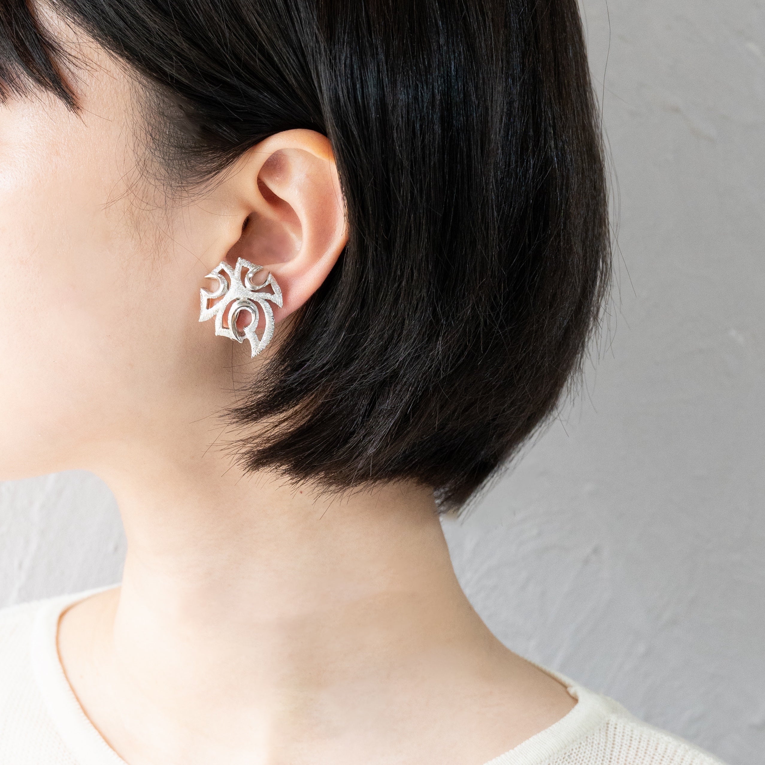 TRIFARI シルバートーン ループ イヤリング