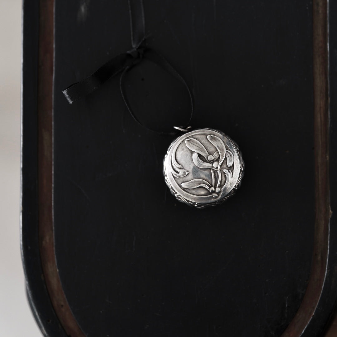 C.1900|Silver Mistletoe Locket Pendant Case