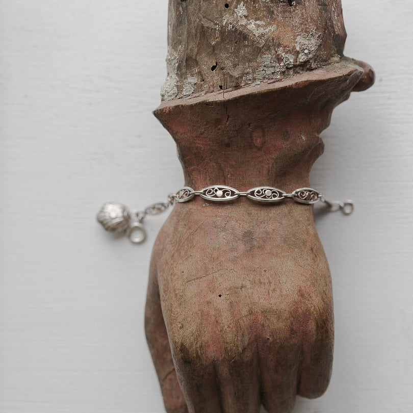 C.1920-1930|Filigree-link bracelet adorned with shell charm