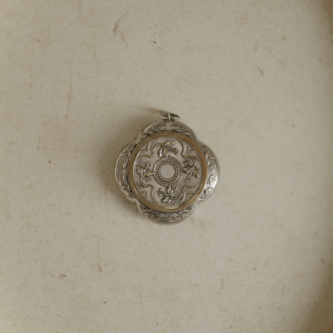 C.1900|Four-Leaf Clover & Mistletoe Locket Pendant Case