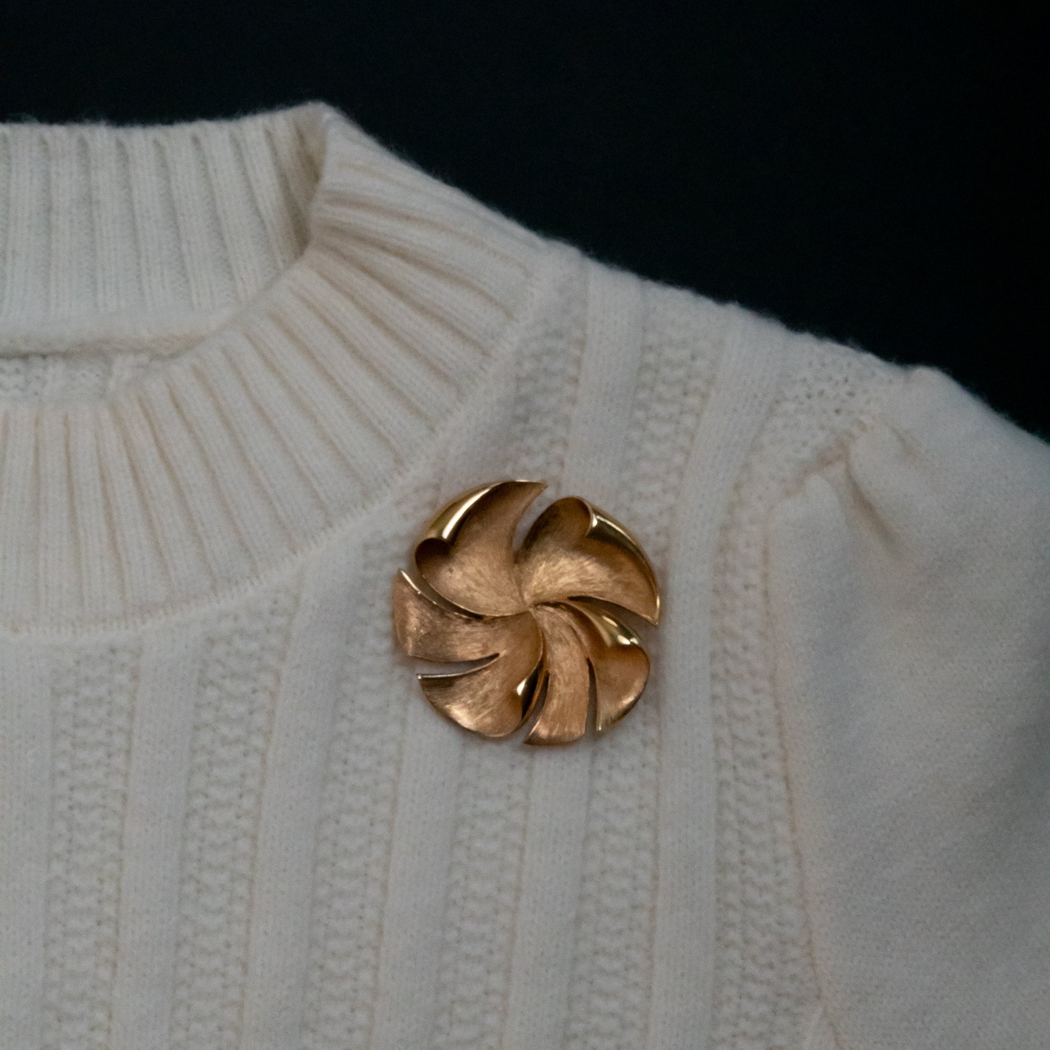 ソレイユ フラワー ゴールドトーン ブローチSoleil Flower Gold Tone Brooch