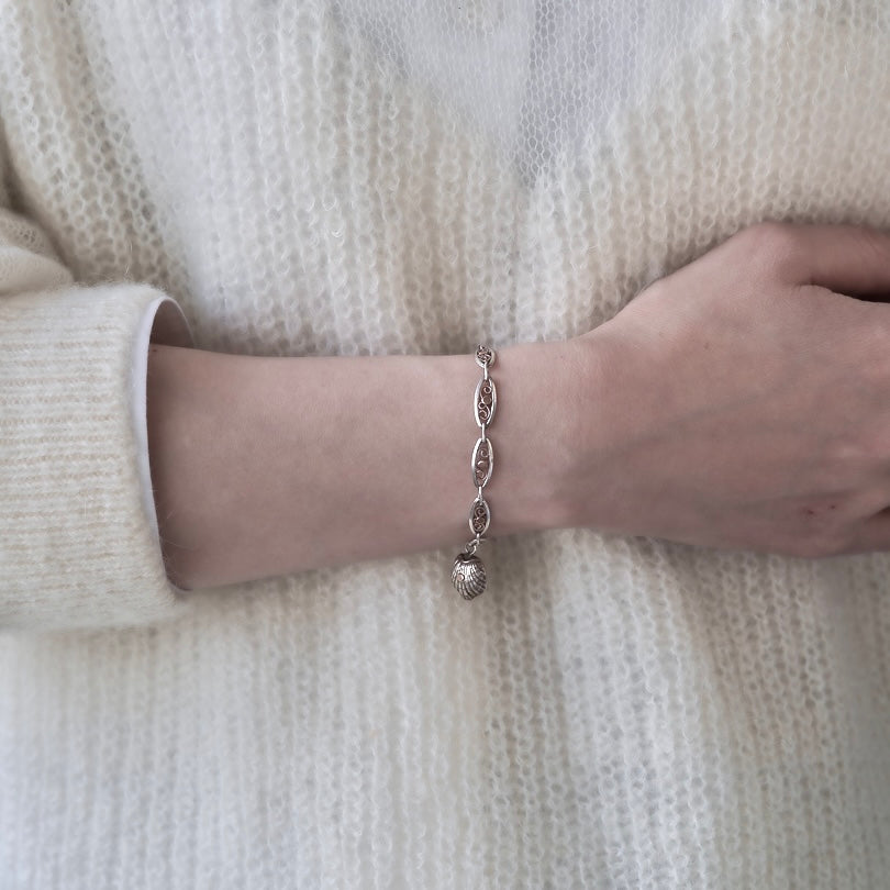 C.1920-1930|Filigree-link bracelet adorned with shell charm