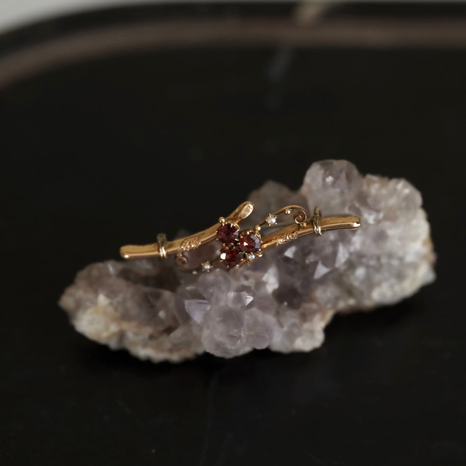 C.1900 Gold‑Plated Bar Brooch with Garnet Clover and Seed Pearls