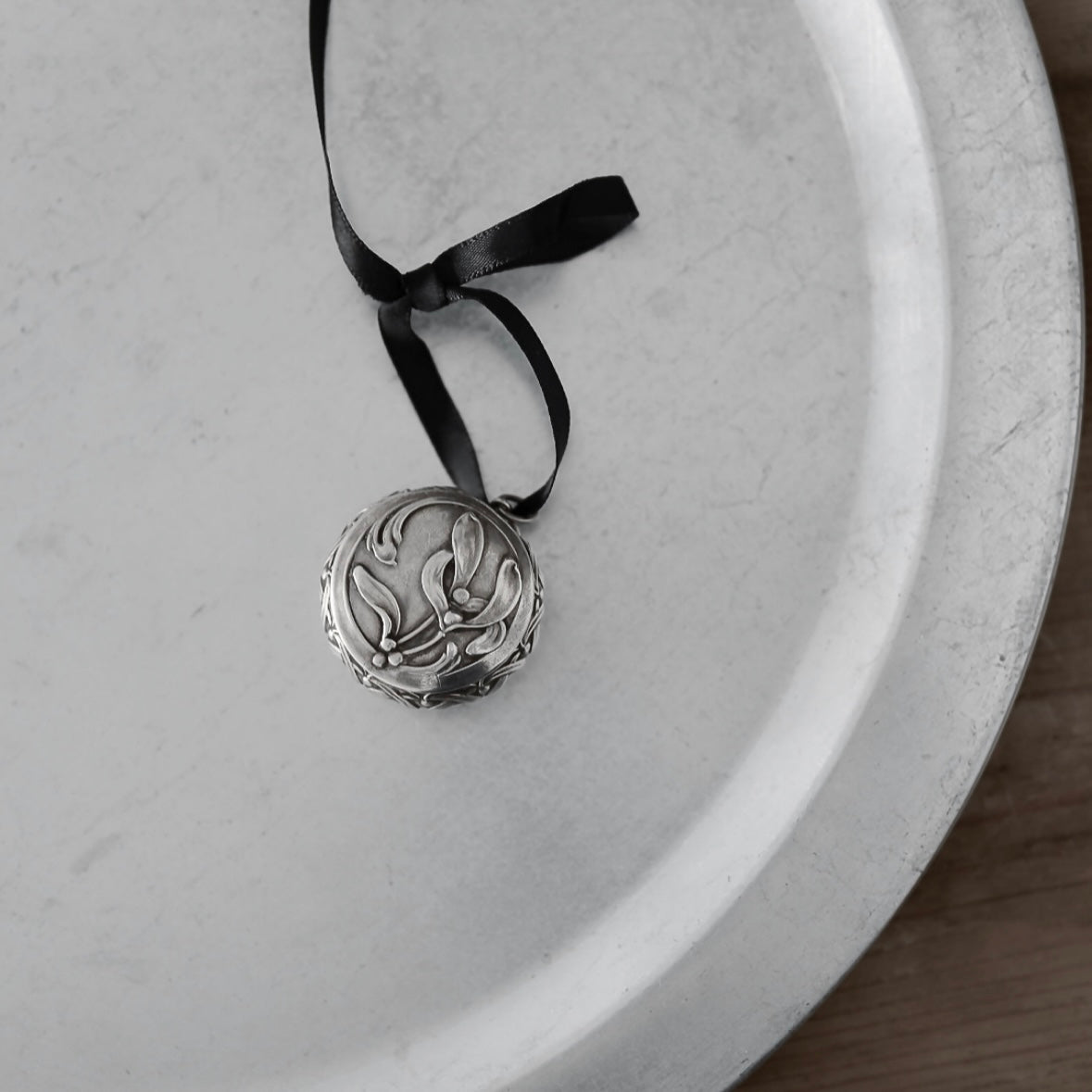 C.1900|Silver Mistletoe Locket Pendant Case