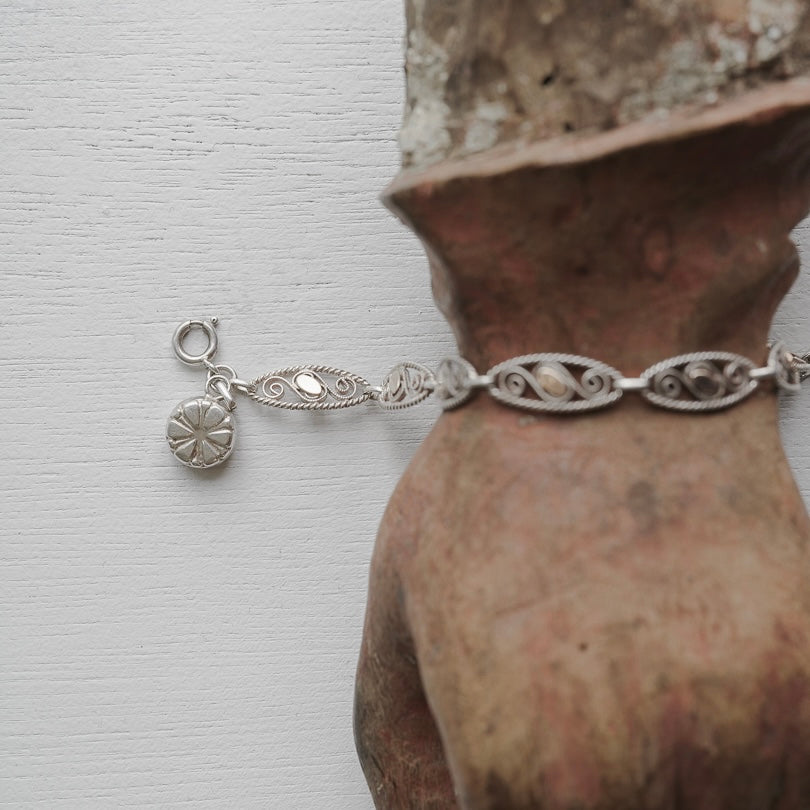 C.1920-1930|Filigree-link bracelet adorned with charm