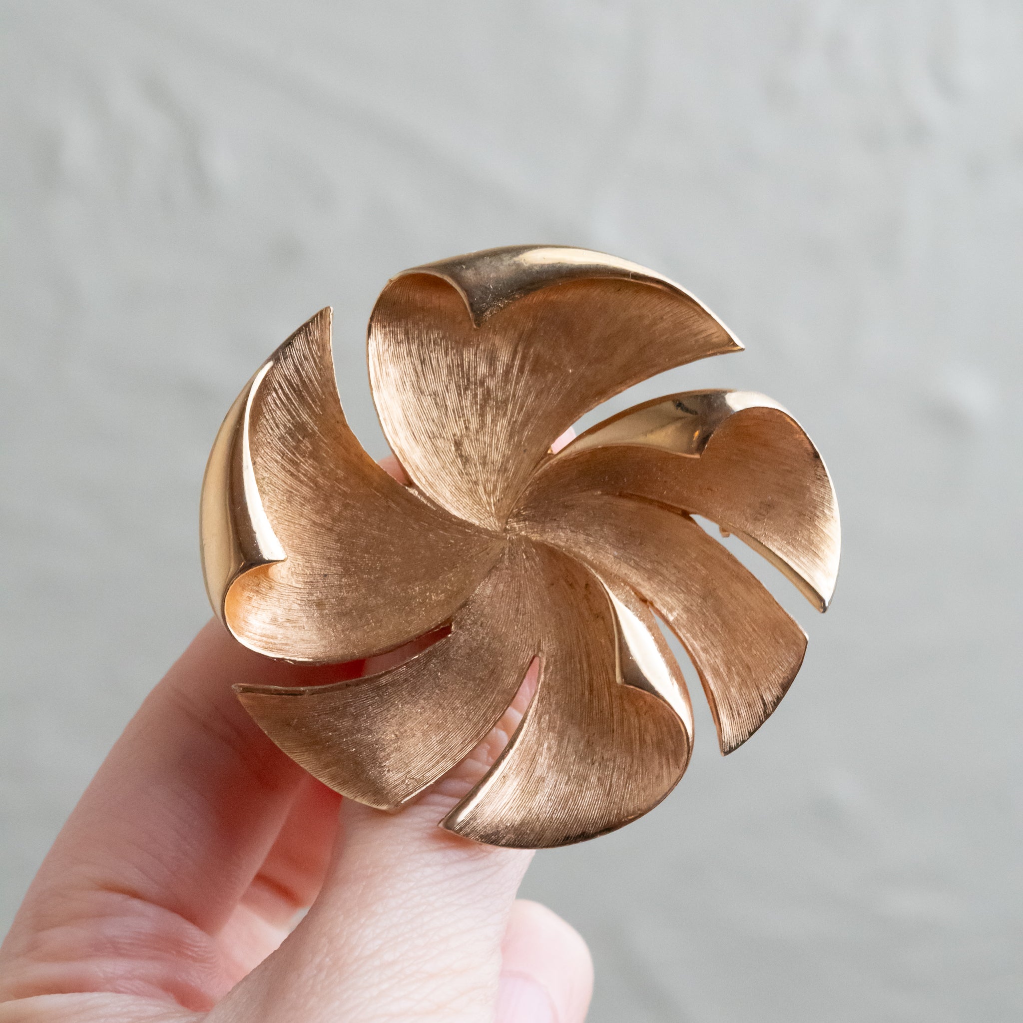 ソレイユ フラワー ゴールドトーン ブローチSoleil Flower Gold Tone Brooch