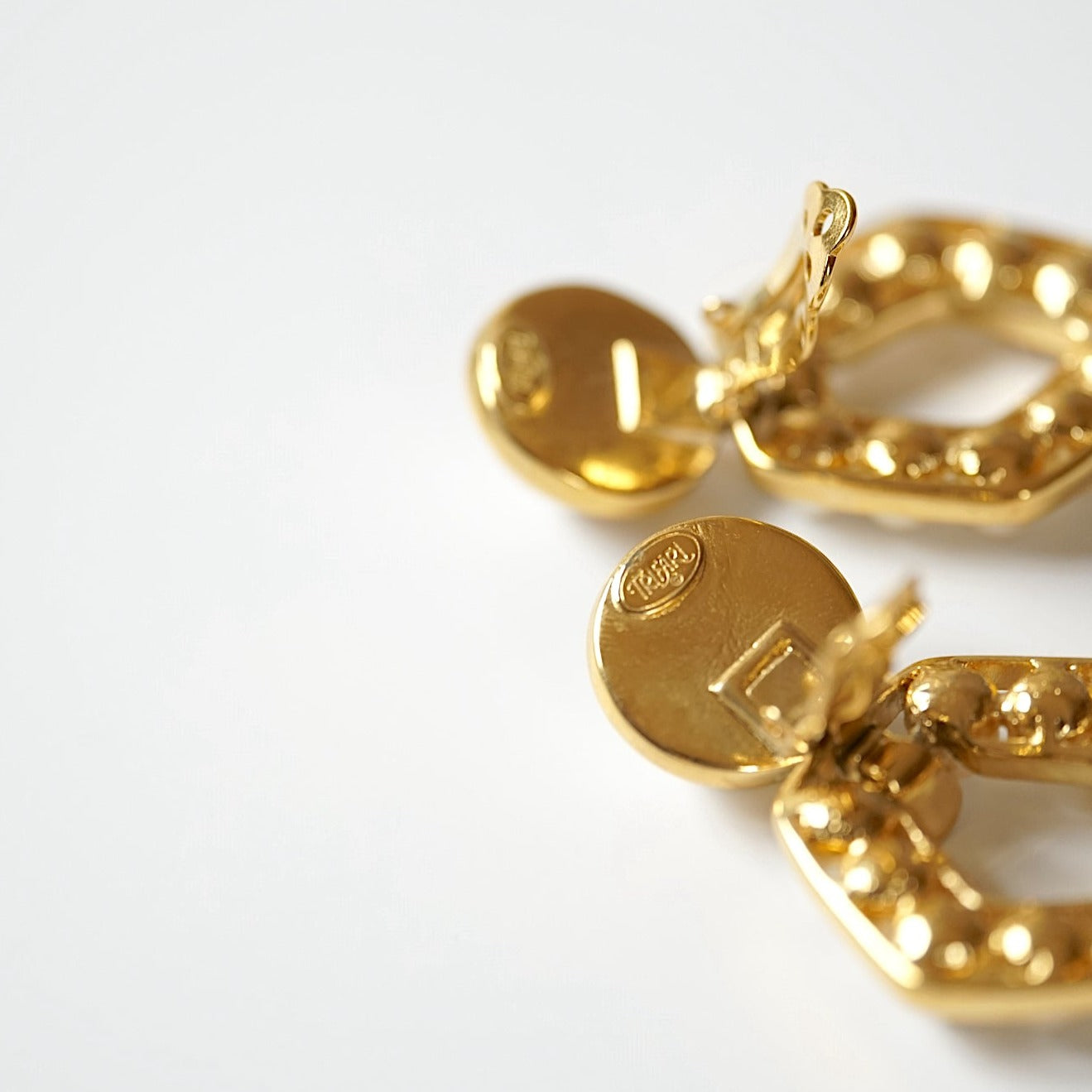 TRIFARI BIG PEARL EARRING<br>トリファリ・ビッグ・パール・イヤリング