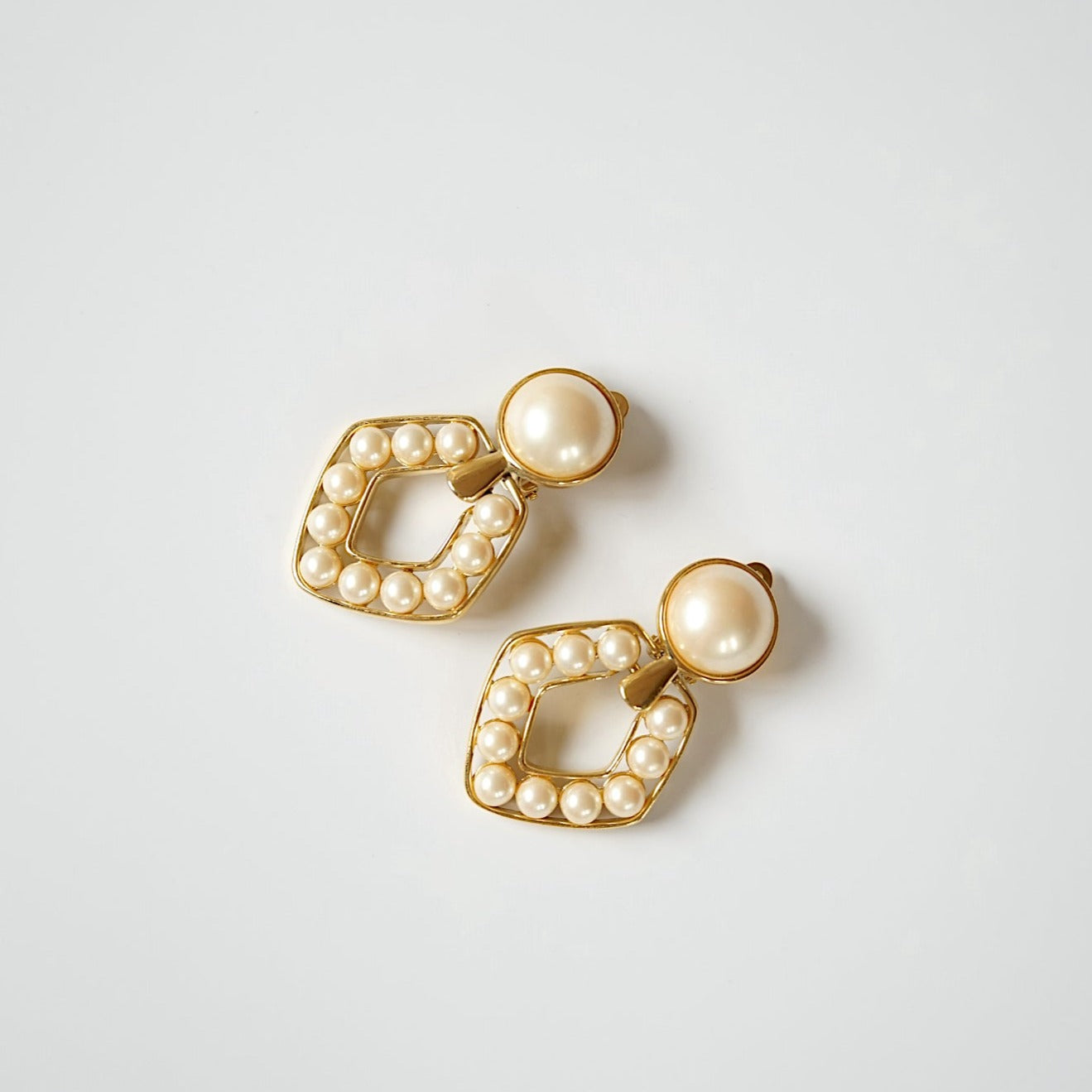 TRIFARI BIG PEARL EARRING<br>トリファリ・ビッグ・パール・イヤリング