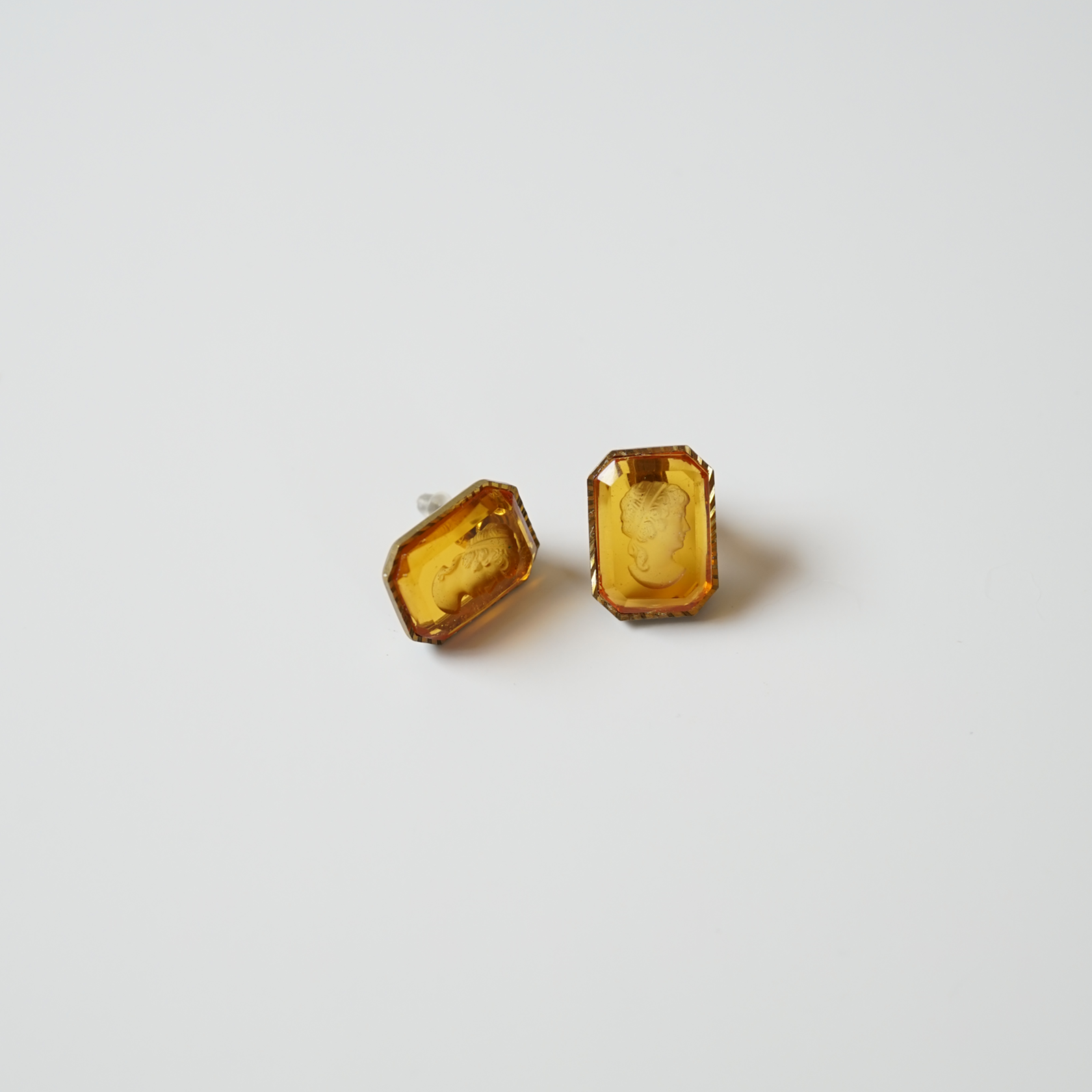 AMBER GLASS CAMEO EARRING<br>アンバーグラス・カメオ・ピアス