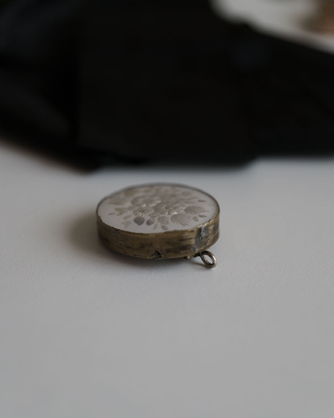 C.1880-1910|ホワイトブーケ リバースガラスペンダントトップ