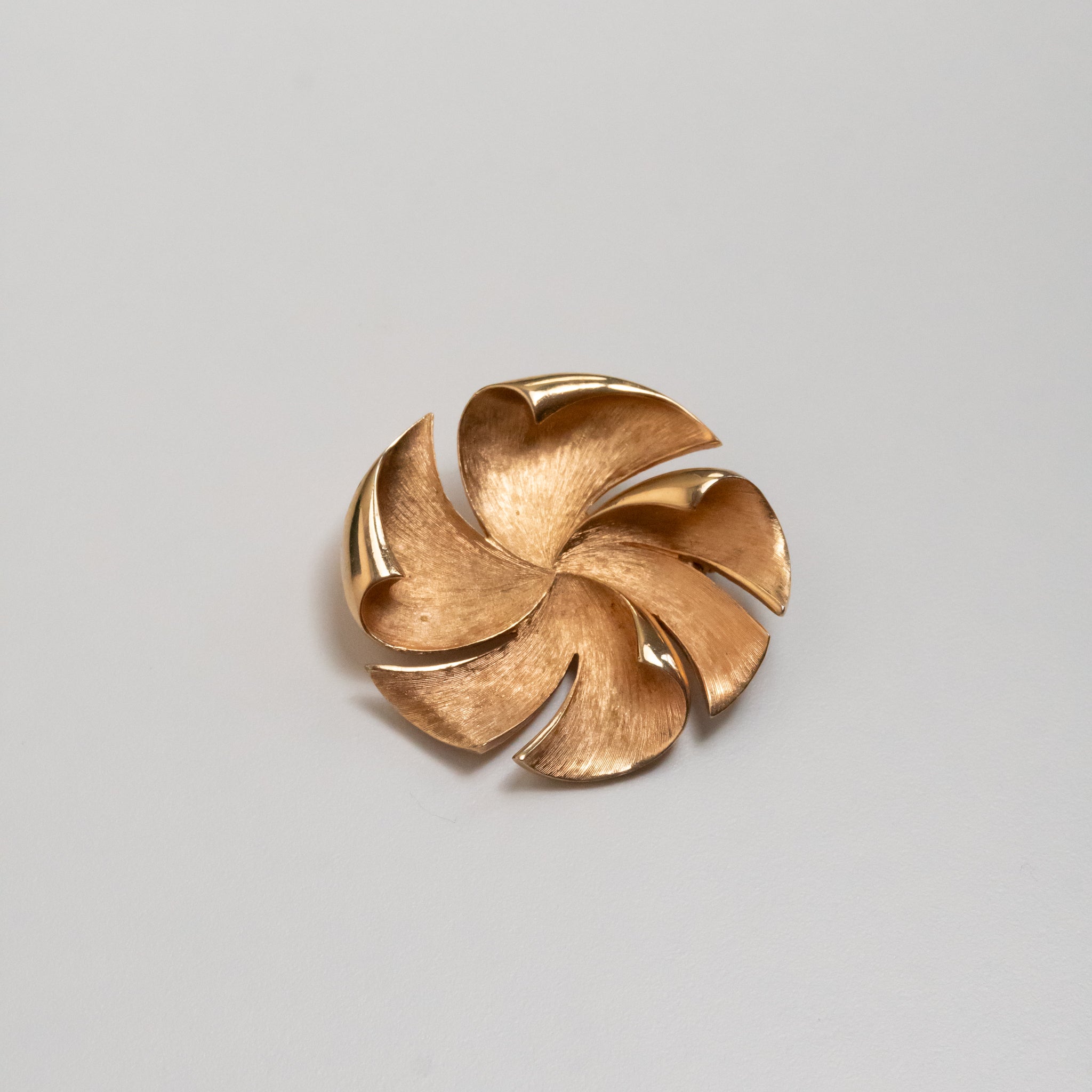 ソレイユ フラワー ゴールドトーン ブローチSoleil Flower Gold Tone Brooch