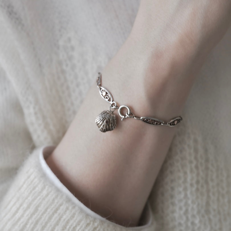 C.1920-1930|Filigree-link bracelet adorned with shell charm