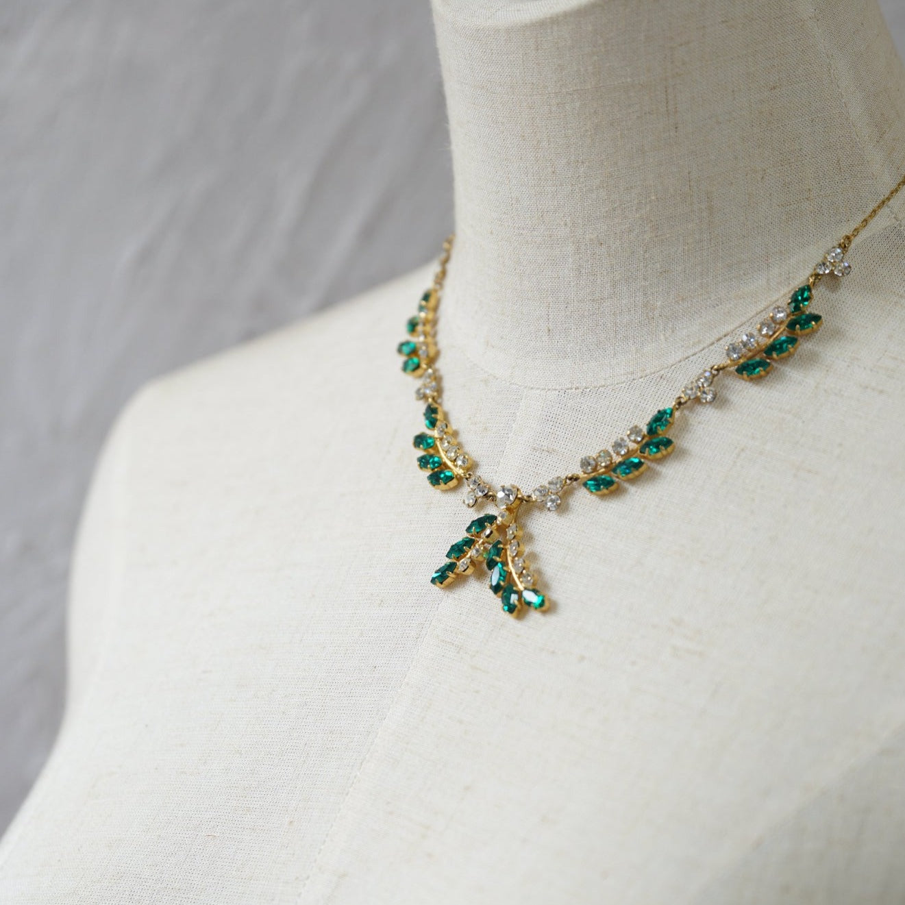 OLIVE LEAF GLASS NECKLACE<br>オリーブリーフ・グラス・ネックレス