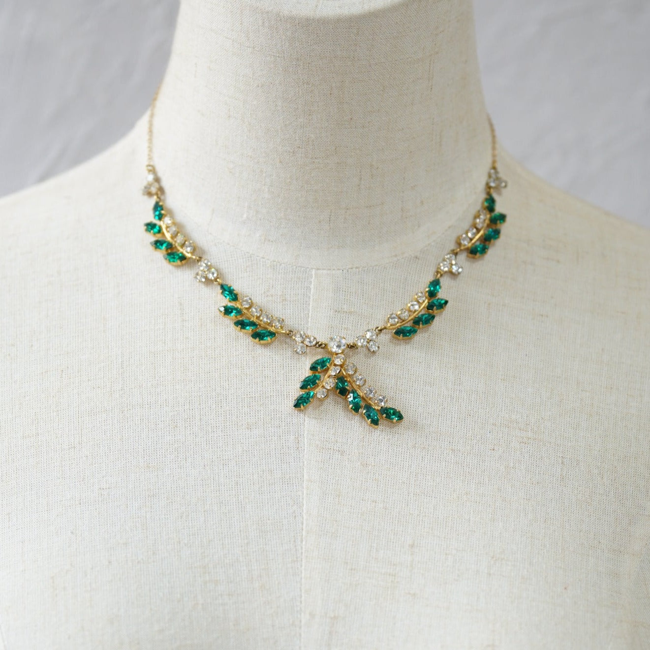 OLIVE LEAF GLASS NECKLACE<br>オリーブリーフ・グラス・ネックレス