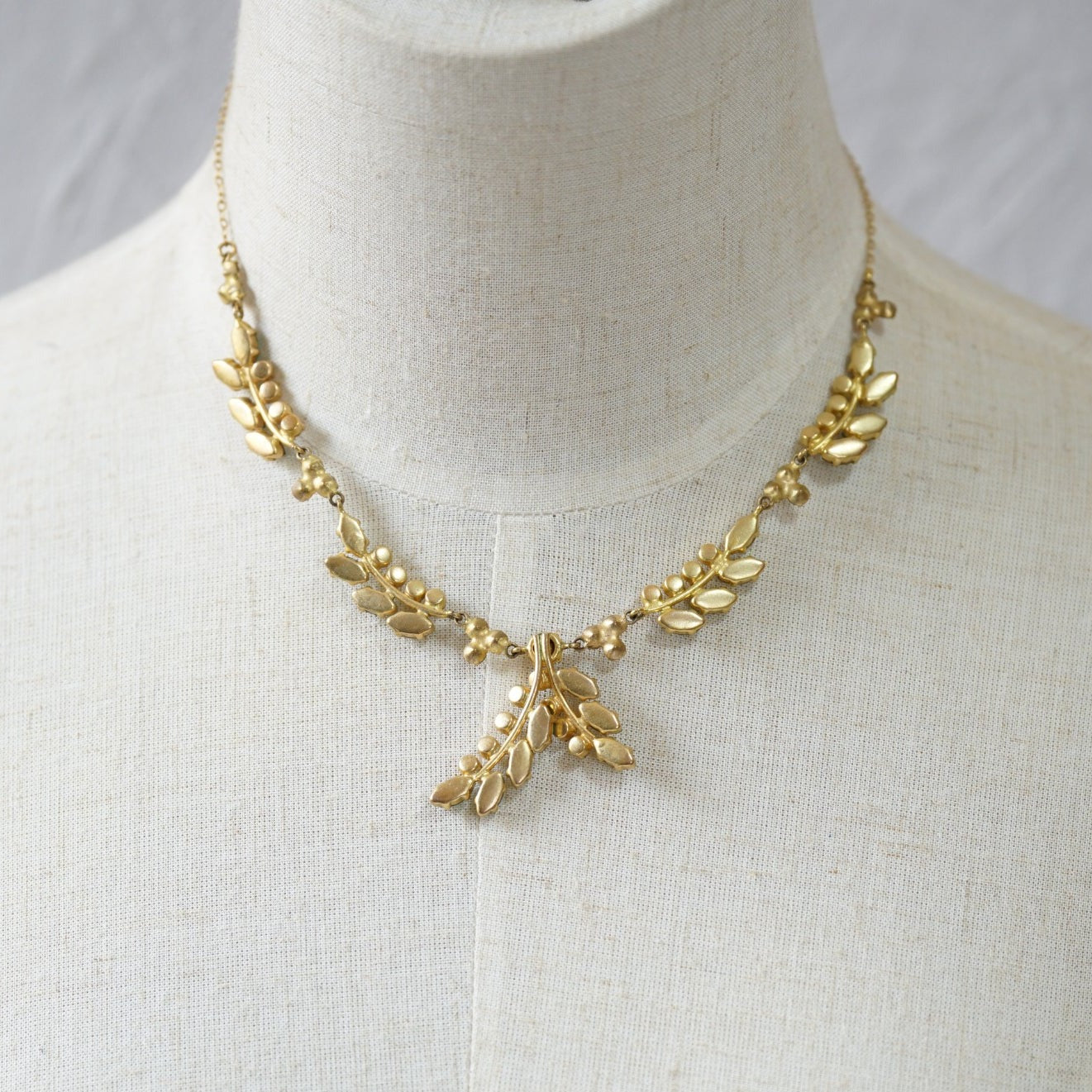 OLIVE LEAF GLASS NECKLACE<br>オリーブリーフ・グラス・ネックレス