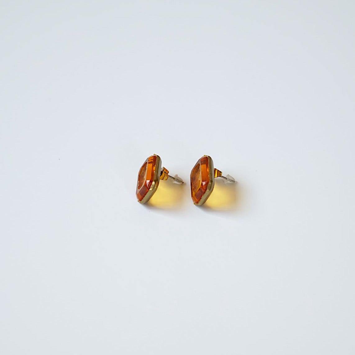 AMBER GLASS CAMEO EARRING<br>アンバーグラス・カメオ・ピアス