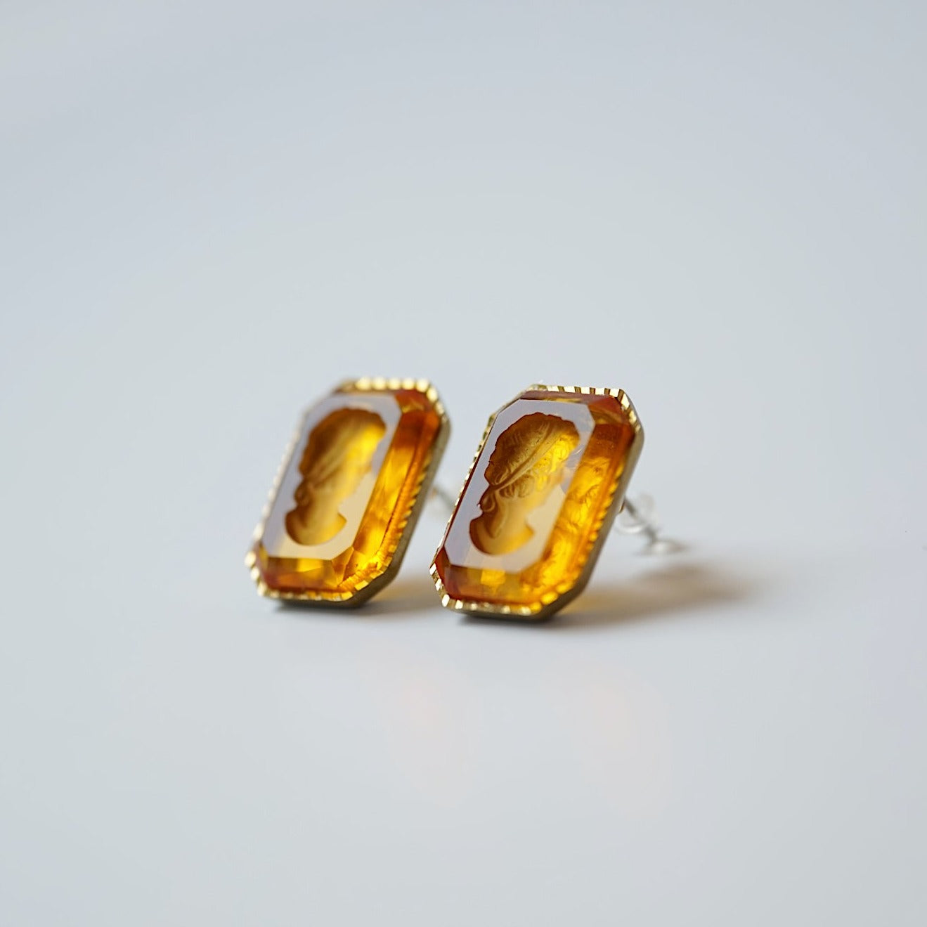 AMBER GLASS CAMEO EARRING<br>アンバーグラス・カメオ・ピアス