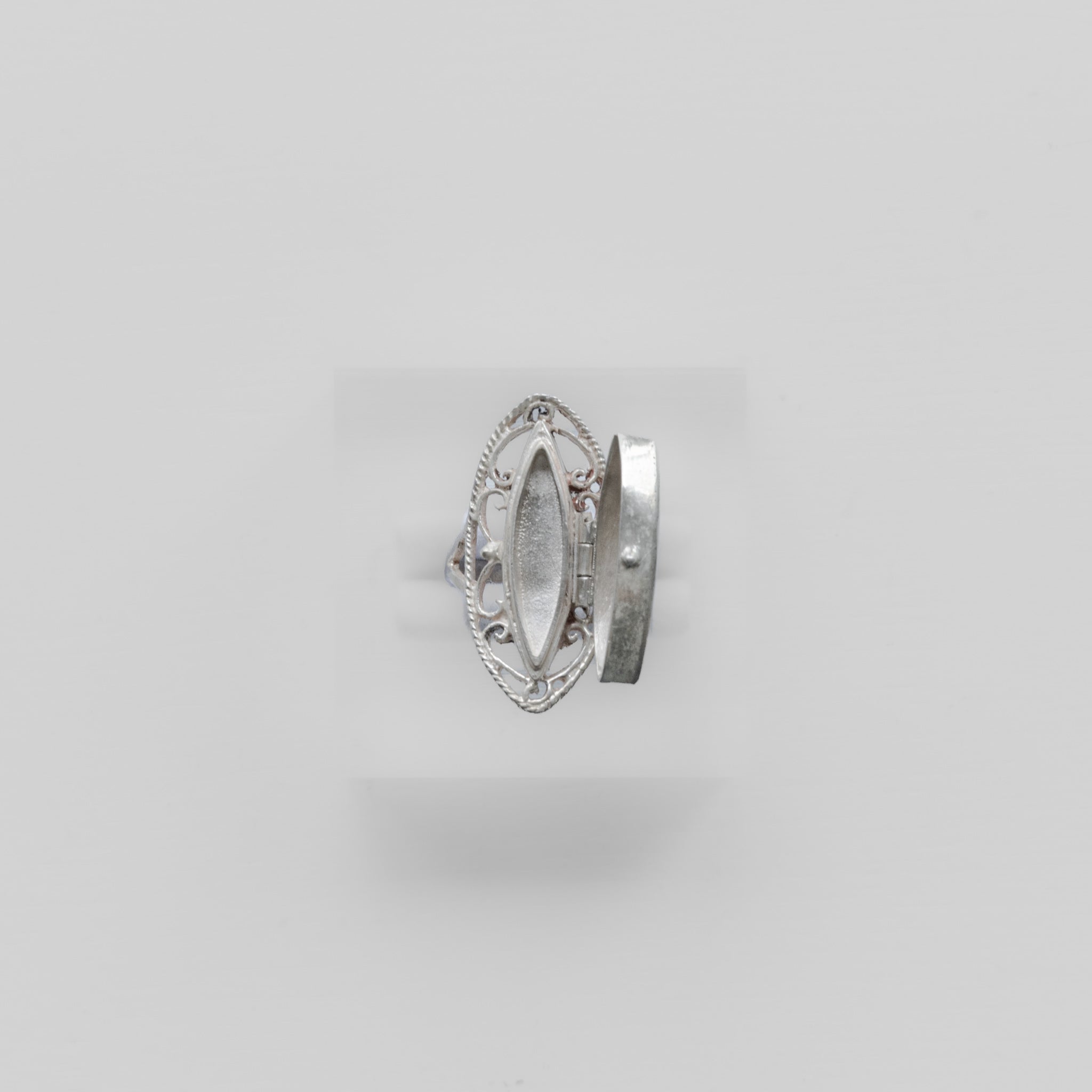 C.1900-1930｜ French Silver Filigree Secret Compartment Ring