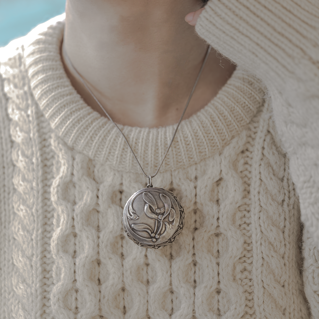 C.1900｜Silver Mistletoe Locket Pendant Case