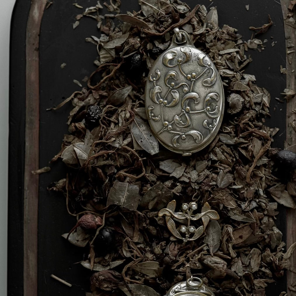 C.1890-1910｜Art Nouveau Silver Mistletoe Mirror Locket Pendant