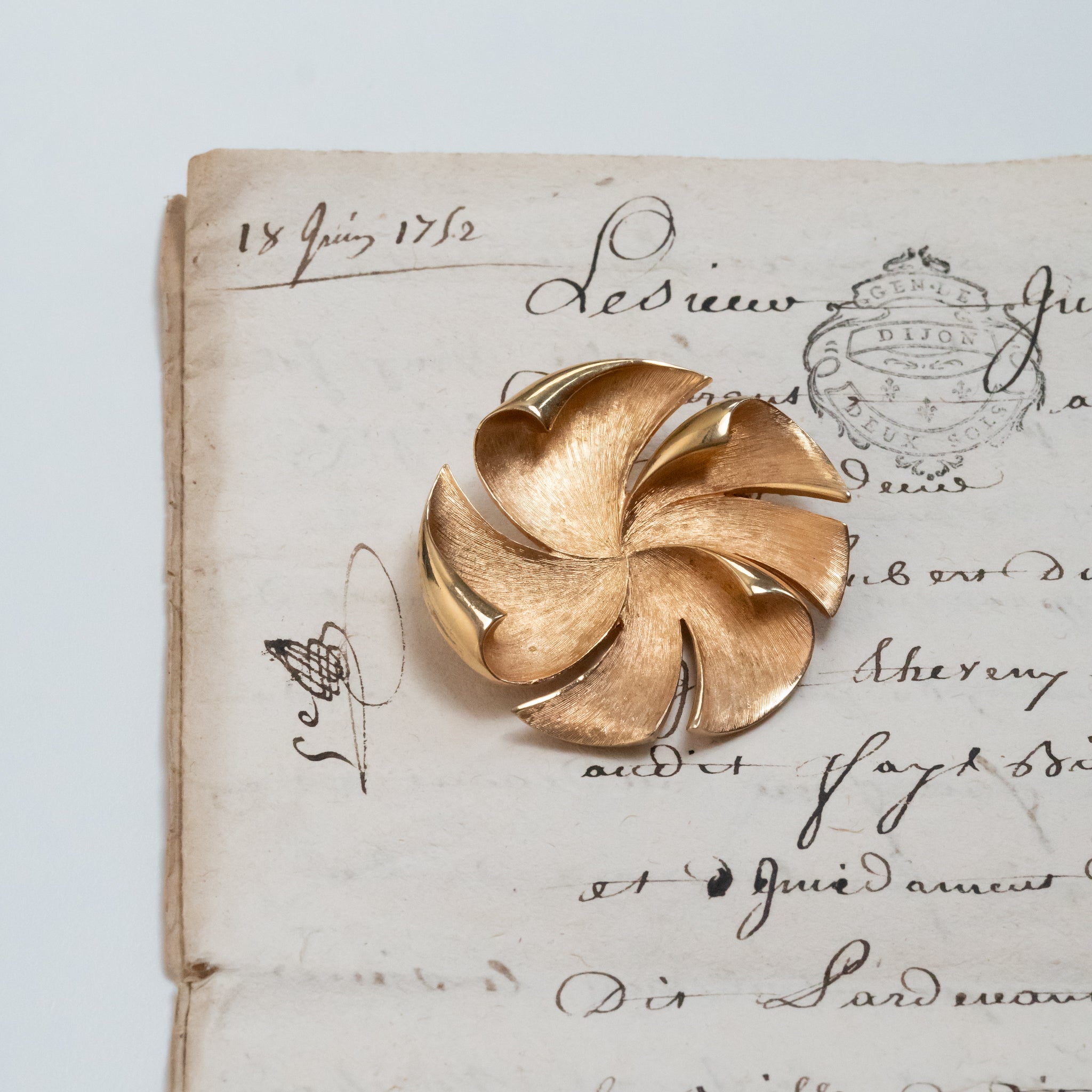 ソレイユ フラワー ゴールドトーン ブローチSoleil Flower Gold Tone Brooch