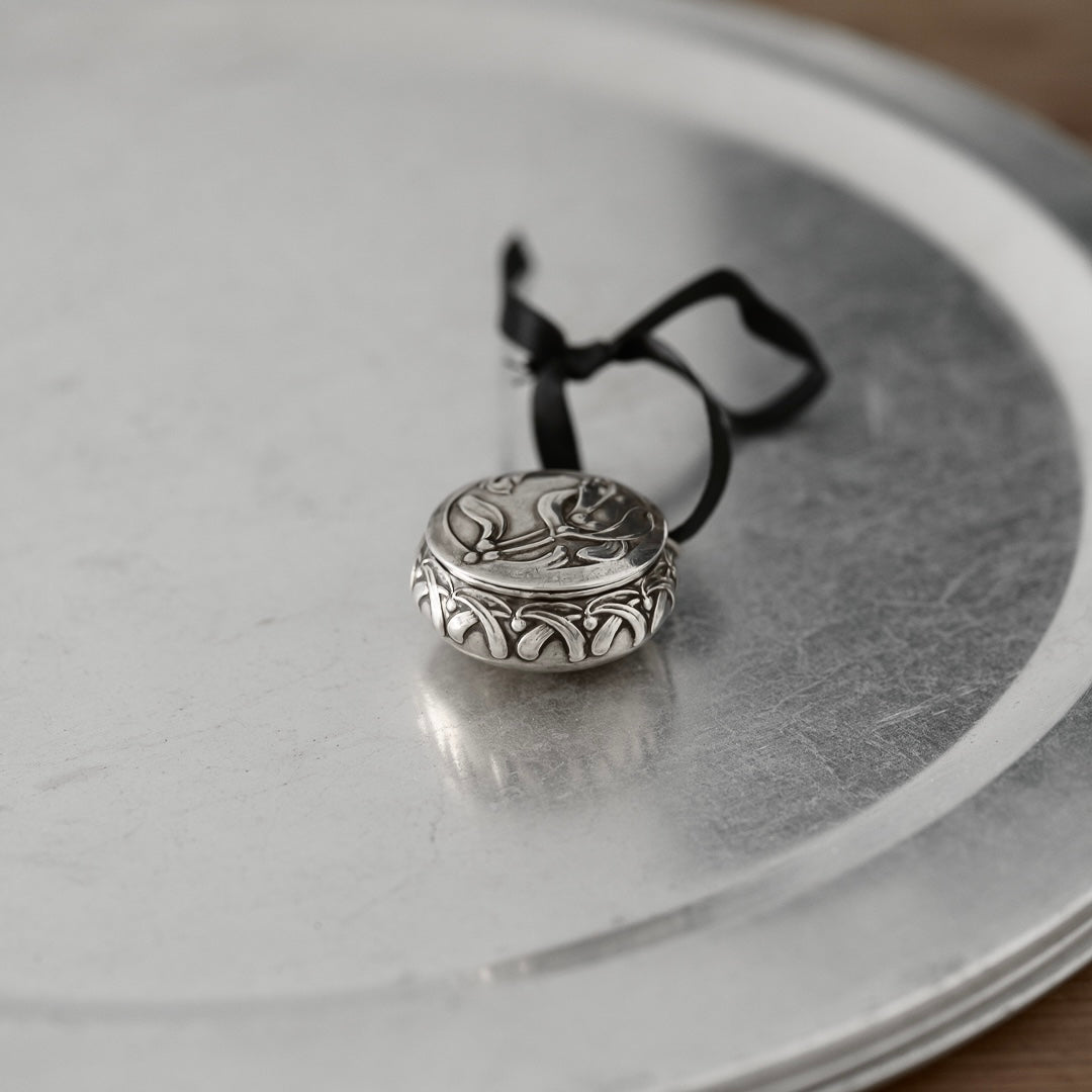 C.1900｜Silver Mistletoe Locket Pendant Case