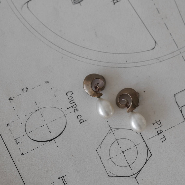 C.1950-｜Fench Clip-On Earrings – Swirl & Faux Pearl