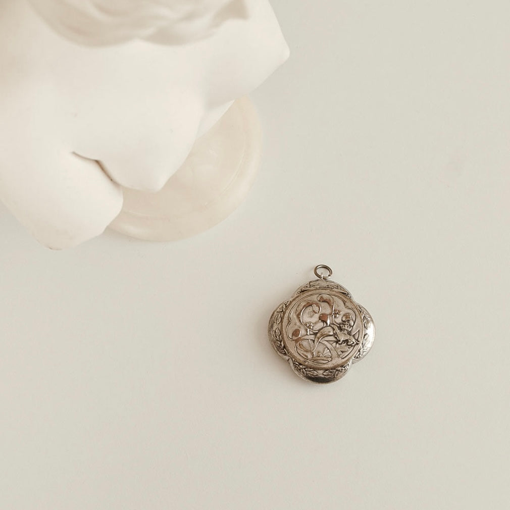 C.1900｜Four-Leaf Clover & Mistletoe Locket Pendant Case
