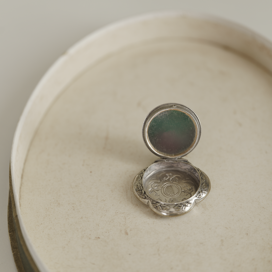 C.1900｜Four-Leaf Clover & Mistletoe Locket Pendant Case