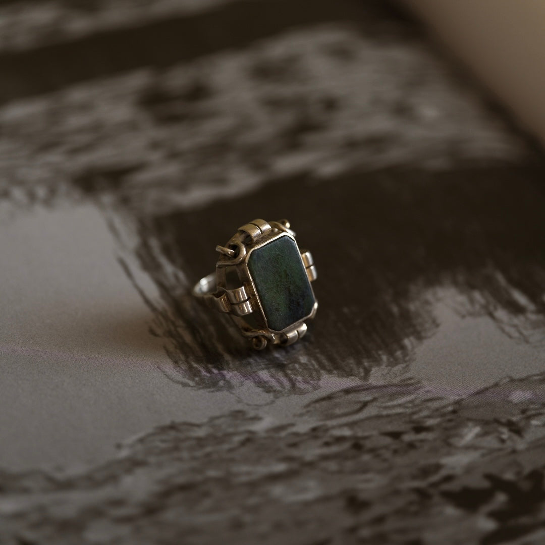 Art Nouveau / Art Deco Transitional design Green Jasper et Silver Ring