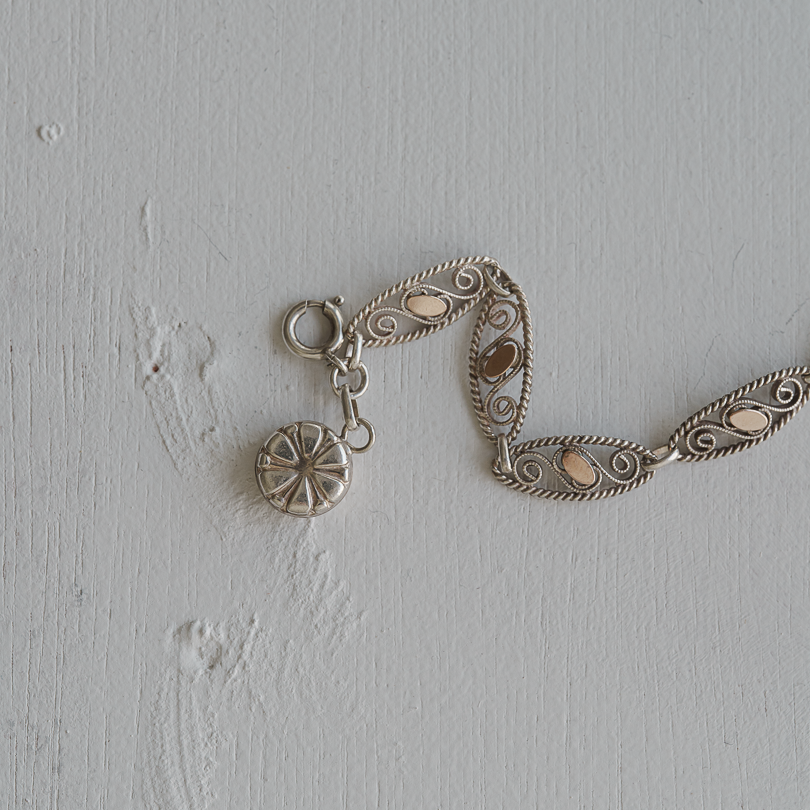 C.1920-1930｜Filigree-link bracelet adorned with charm