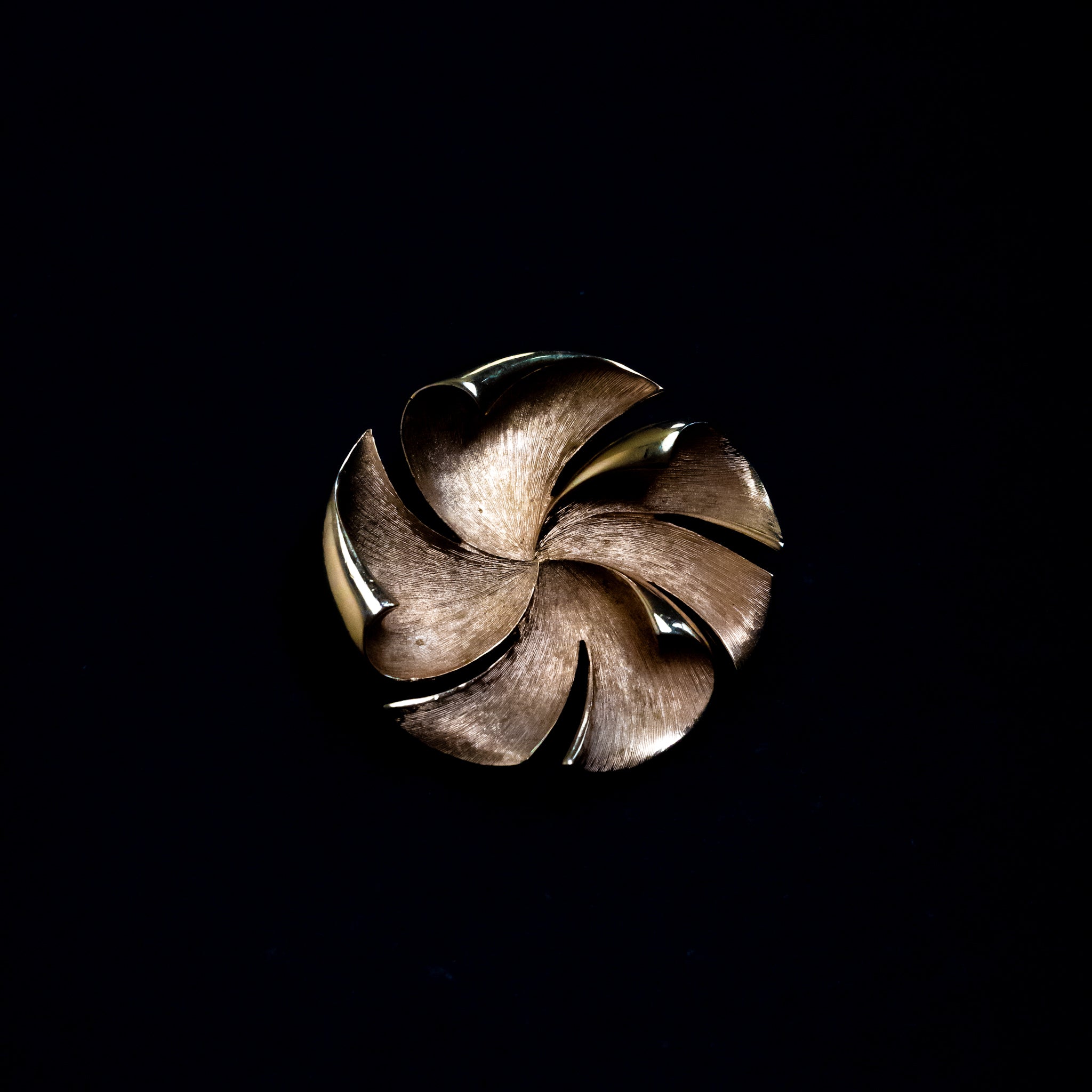 ソレイユ フラワー ゴールドトーン ブローチSoleil Flower Gold Tone Brooch