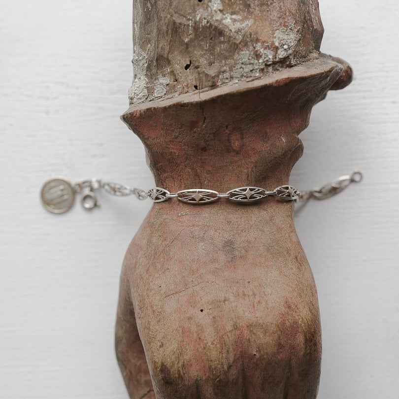 C.1920-1930｜Filigree-link bracelet adorned with charm