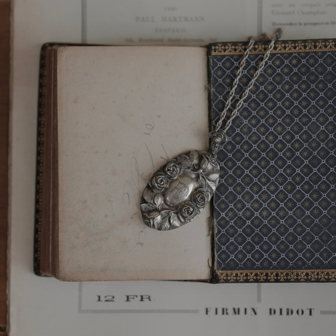 C.1900｜"EO" Monogram Rosette Necklace