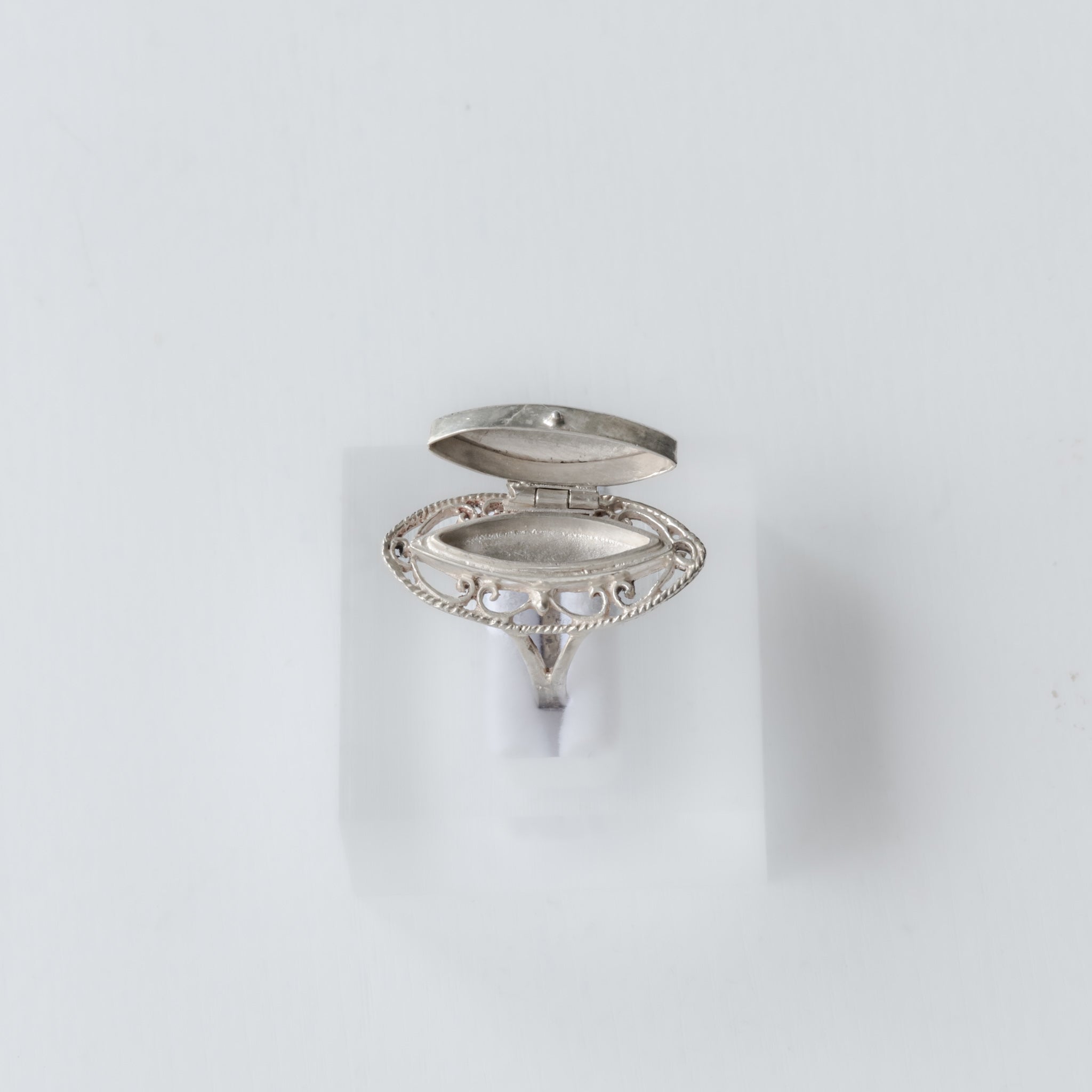C.1900-1930｜ French Silver Filigree Secret Compartment Ring