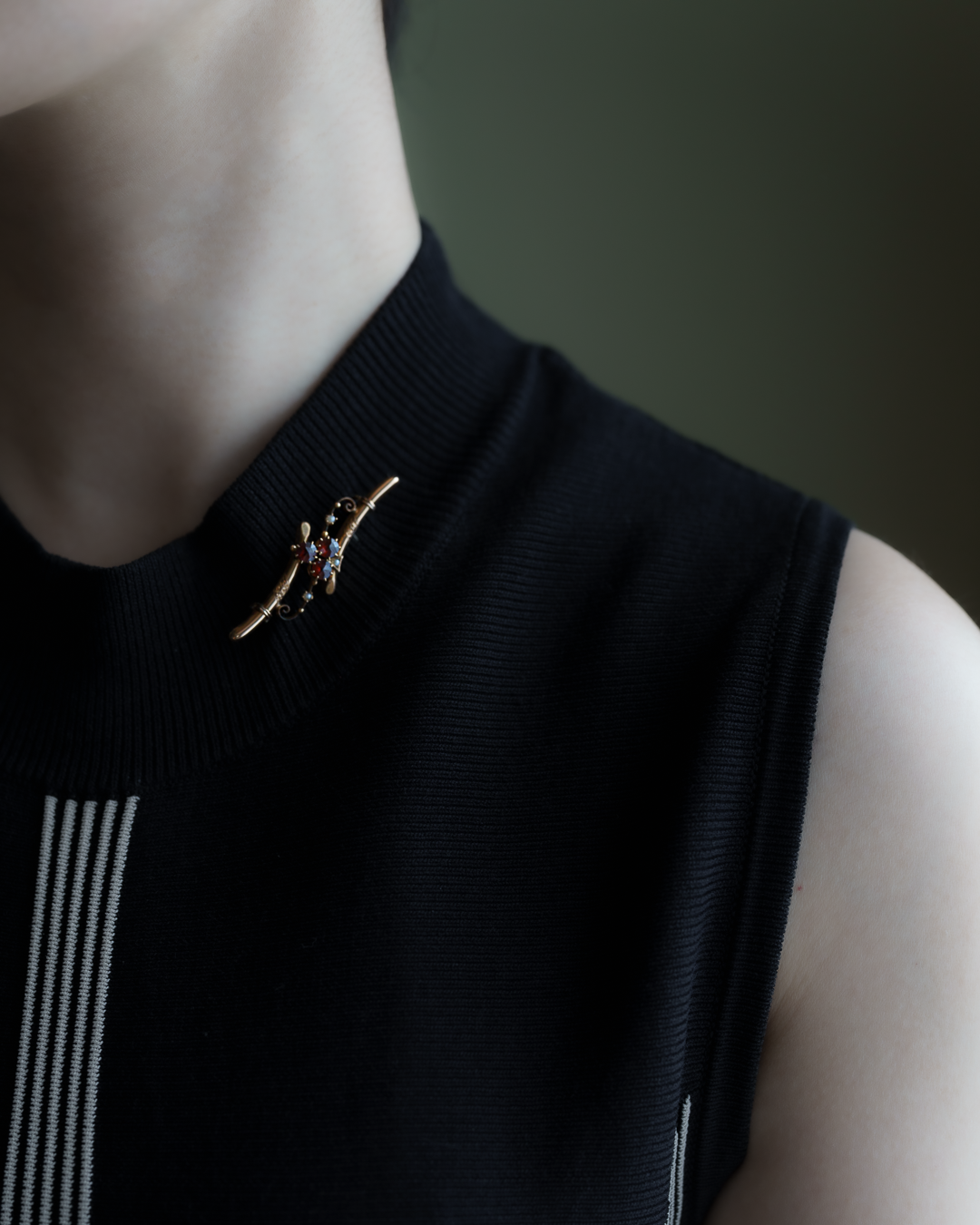 C.1900 Gold‑Plated Bar Brooch with Garnet Clover and Seed Pearls